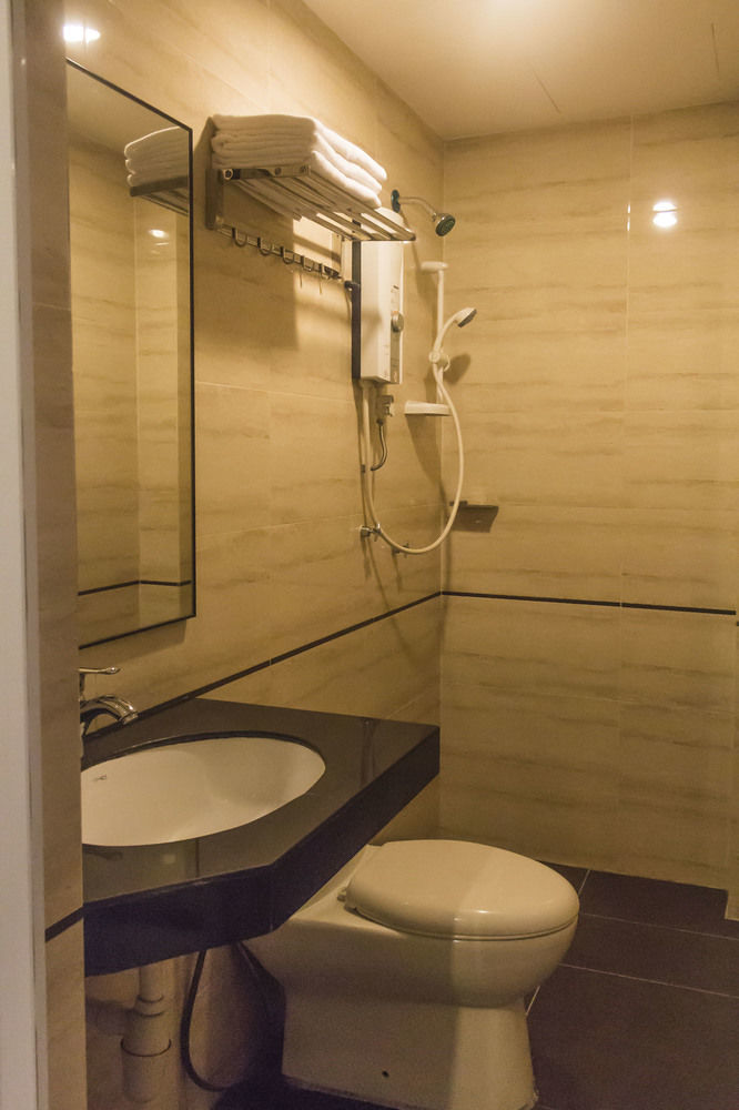 Ag Hotel Penang Гелугор Экстерьер фото